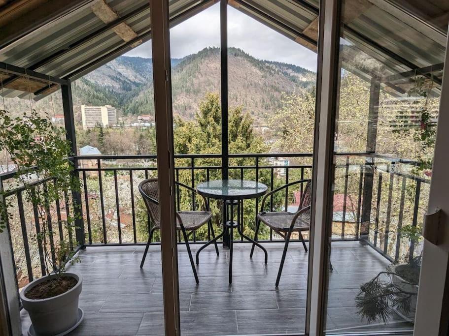 Apartamento Unforgettable Attic With Balcony In Borjomi Exterior foto