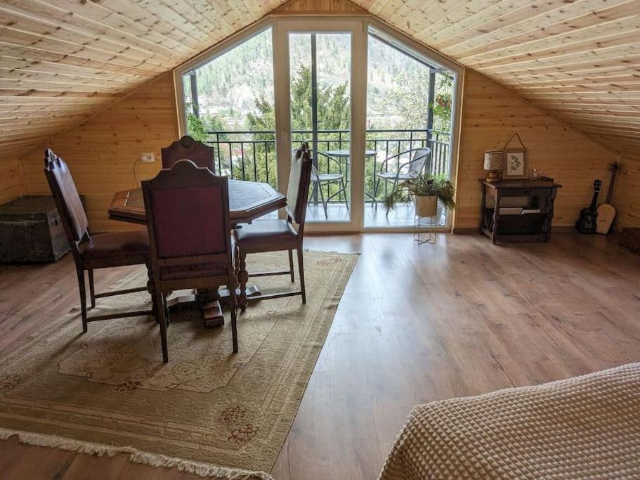 Apartamento Unforgettable Attic With Balcony In Borjomi Exterior foto
